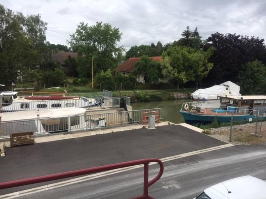 Le Depot Appartement Du Canal 80M2 A Champvert Экстерьер фото